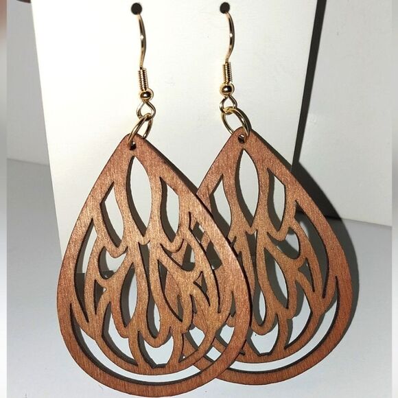 Gorgeous hollow wooden earrings - Picture 4 of 6